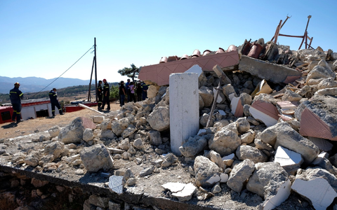 Eine zerstörte griechisch-orthodoxe Kirche nach dem Erdbeben im September 2021 im Süden der Insel Kreta. - Foto: Harry Nakos/AP/dpa