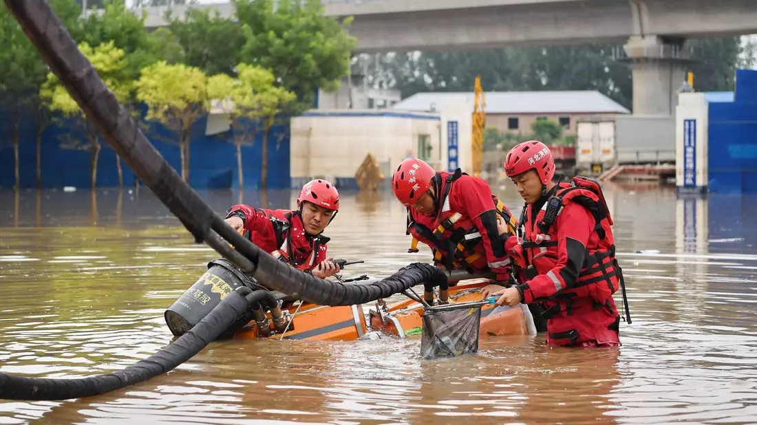 In Südchina haben starke Regenfälle zahlreiche Flüsse anschwellen lassen und für Überschwemmungen gesorgt. - Bild: Mu Yu/XinHua/dpa