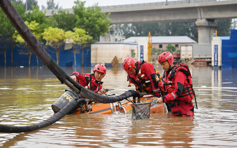 In Südchina haben starke Regenfälle zahlreiche Flüsse anschwellen lassen und für Überschwemmungen gesorgt. - Foto: Mu Yu/XinHua/dpa