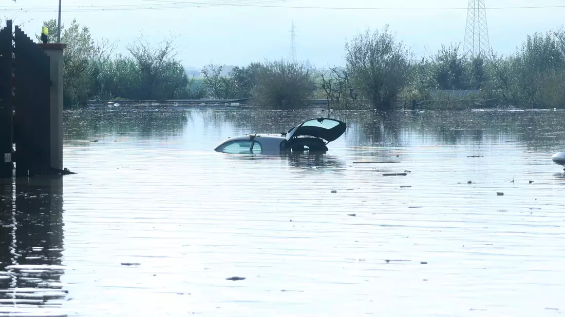 Hochwasser nach heftigen Regenfällen im November 2023 in der Toskana. - Bild: Adriano Conte/LaPresse/AP/dpa