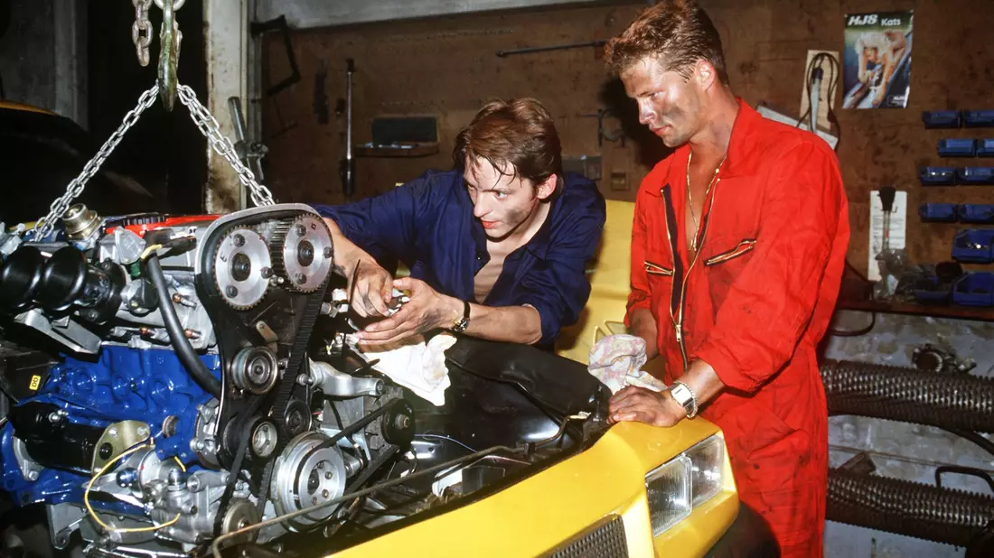Til Schweiger (r) und Stefan Gabelhoff  1991 in einer Szene aus der Komödie «Manta, Manta». - Bild: Horst Ossinger/dpa