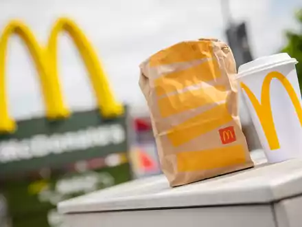 Vergangenes Jahr sind mehr Menschen zu McDonald's, Burger King und Co. gegangen und haben dort mehr Geld ausgegeben. - Foto: Christoph Schmidt/dpa