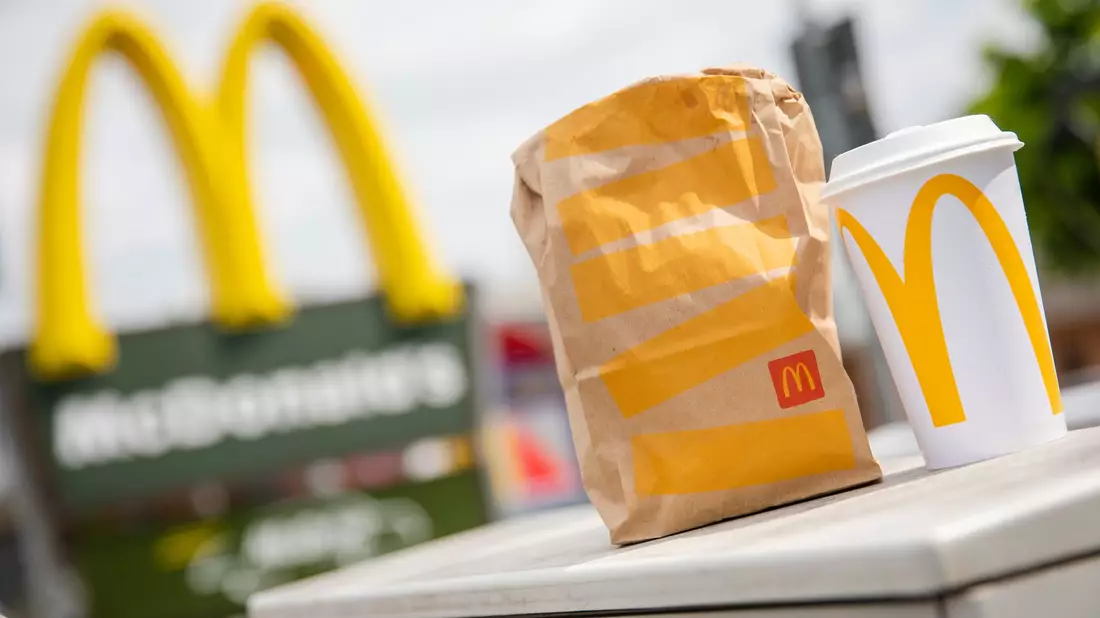 Vergangenes Jahr sind mehr Menschen zu McDonald's, Burger King und Co. gegangen und haben dort mehr Geld ausgegeben. - Bild: Christoph Schmidt/dpa
