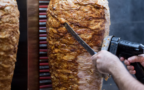 Das Unternehmen Birtat stellt bei Ludwigsburg Dönerspieße her. Nun legte ein Warnstreik die Produktion lahm. (Symbolfoto) - Foto: Sven Hoppe/dpa Das Unternehmen Birtat stellt bei Ludwigsburg Dönerspieße her. Nun legte ein Warnstreik die Produktion lahm. (Symbolfoto) - Foto: Sven Hoppe/dpa