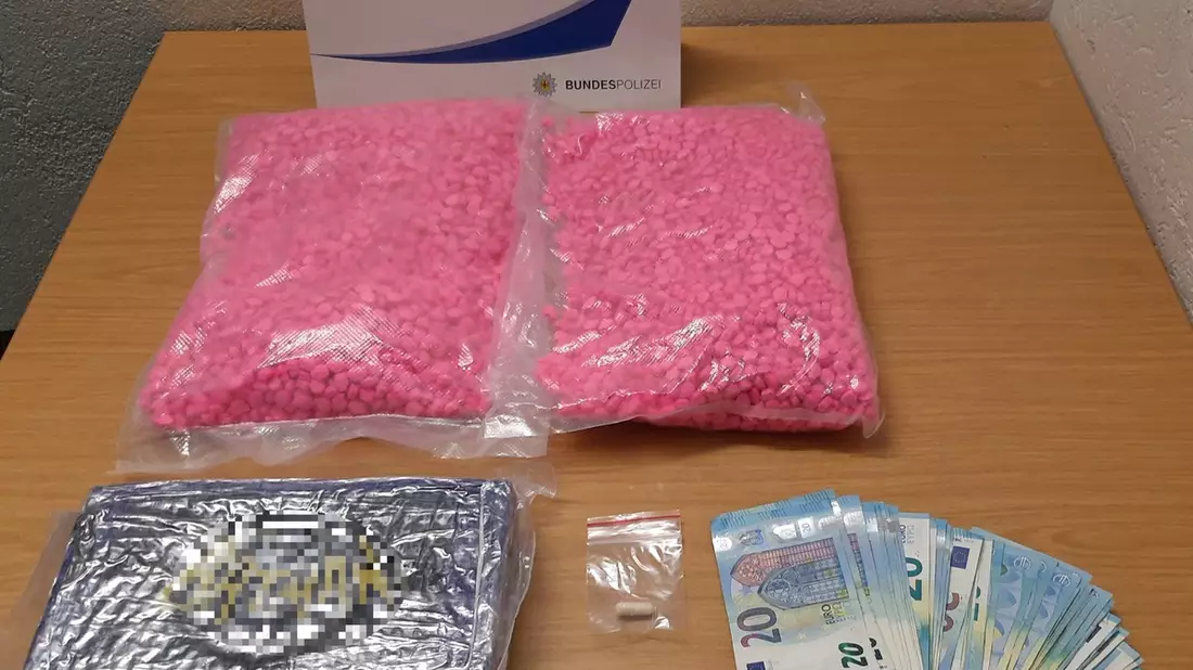 BPOL-BadBentheim: Rund 5,2 Kilo Ecstasy und Kokain im Wert von rund 125.000 Euro beschlagnahmt - Bild: presseportal.de