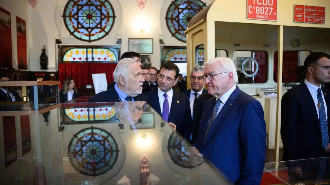 Bundespräsident Frank-Walter Steinmeier (r.) wird zusammen mit Ekrem Imamoglu (M.) und vom Historiker Ilber Ortayli (l.) durch das Museum im Bahnhof Istanbul Sirkeci geführt. - Bild: Bernd von Jutrczenka/dpa