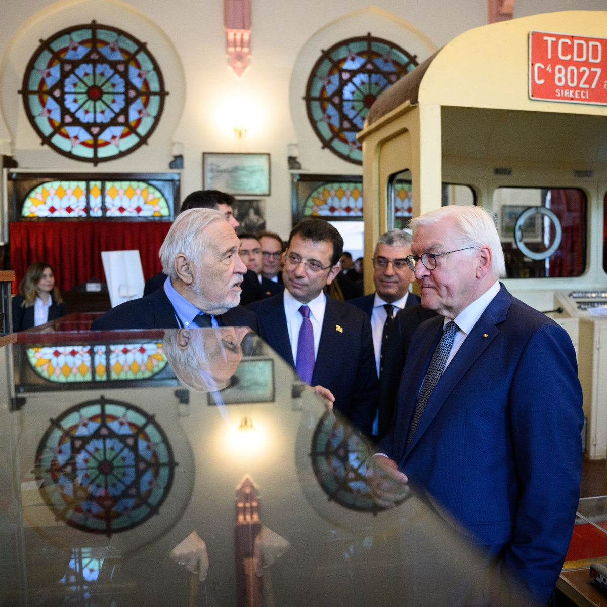 Bundespräsident Frank-Walter Steinmeier (r.) wird zusammen mit Ekrem Imamoglu (M.) und vom Historiker Ilber Ortayli (l.) durch das Museum im Bahnhof Istanbul Sirkeci geführt. - Foto: Bernd von Jutrczenka/dpa