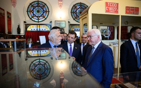 Bundespräsident Frank-Walter Steinmeier (r.) wird zusammen mit Ekrem Imamoglu (M.) und vom Historiker Ilber Ortayli (l.) durch das Museum im Bahnhof Istanbul Sirkeci geführt. - Foto: Bernd von Jutrczenka/dpa