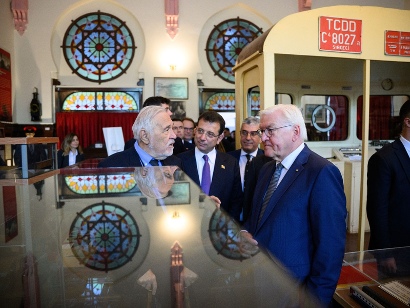 Bundespräsident Frank-Walter Steinmeier (r.) wird zusammen mit Ekrem Imamoglu (M.) und vom Historiker Ilber Ortayli (l.) durch das Museum im Bahnhof Istanbul Sirkeci geführt. - Foto: Bernd von Jutrczenka/dpa