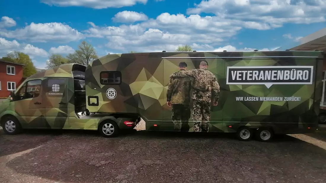 Veteranenbüro wird mobil / Stiftung aus Holzminden spendiert Werbe-Truck - Bild: presseportal.de