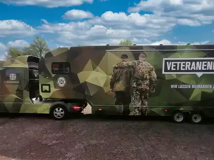 Veteranenbüro wird mobil / Stiftung aus Holzminden spendiert Werbe-Truck - Foto: presseportal.de