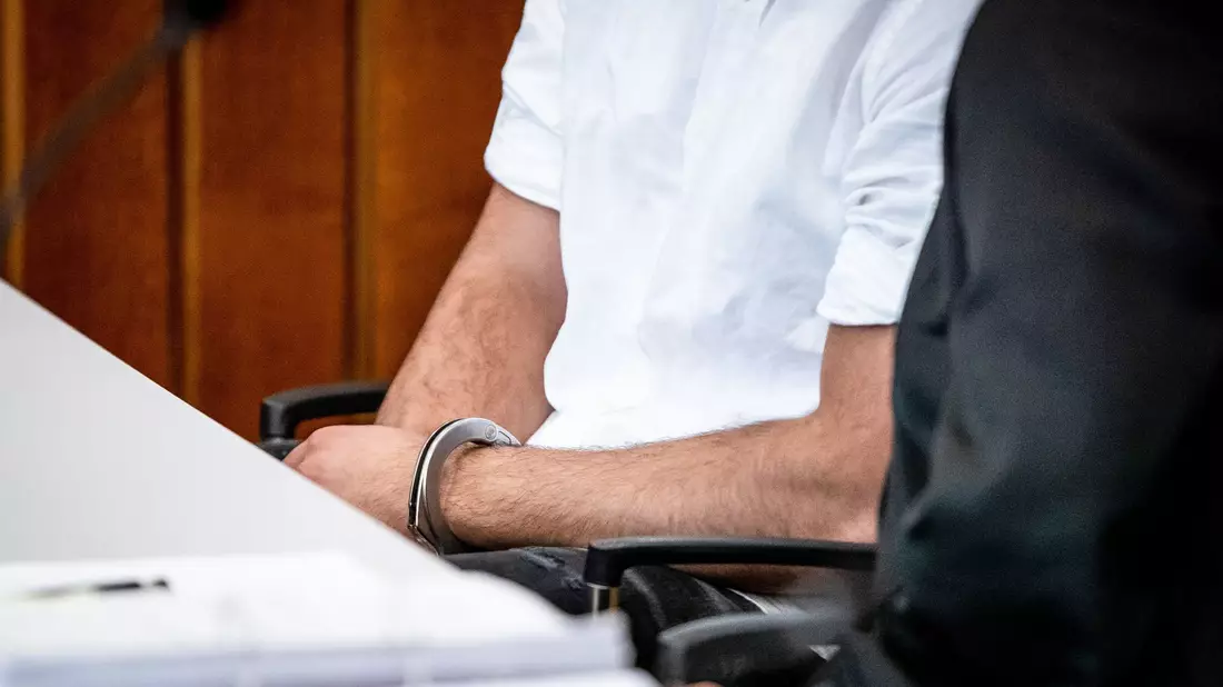 Der wegen Mordes angeklagte 21-jährige Mann muss für neun Jahre in Haft. - Bild: Christoph Schmidt/dpa