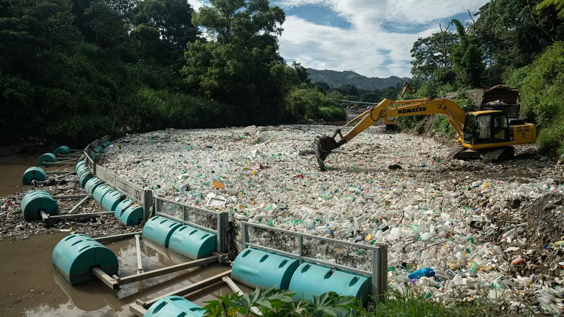 Die Organisation The Ocean Cleanup holt Müll aus dem Fluss Las Vacas in Guatemala. - Bild: -/The Ocean Cleanup/dpa