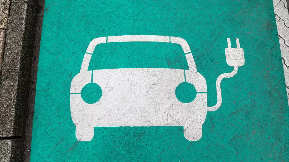 Mit dem sogenannten Green Deal will die EU bis 2050 klimaneutral werden. Ein wichtiger Schritt dafür: Ab 2035 dürfen keine Neuwagen mehr zugelassen werden, die Benzin oder Diesel tanken. - Bild: Jan Woitas/ZB/dpa