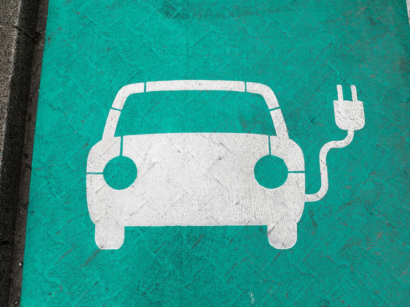 Mit dem sogenannten Green Deal will die EU bis 2050 klimaneutral werden. Ein wichtiger Schritt dafür: Ab 2035 dürfen keine Neuwagen mehr zugelassen werden, die Benzin oder Diesel tanken. - Foto: Jan Woitas/ZB/dpa