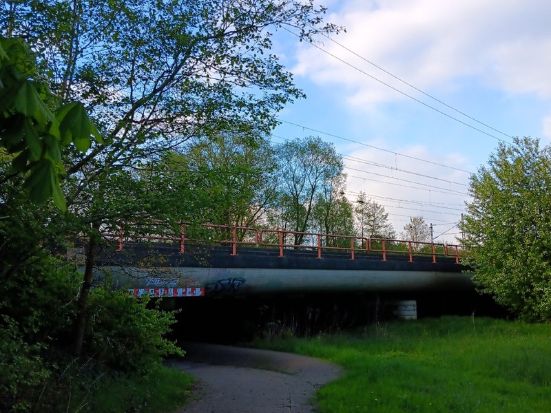 BPOL-HB: Massive Metallteile auf Bahnschienen: Jugendliche verursachen erhebliche Schäden an Bahnanlagen. Bundespolizei sucht Zeugen. - Foto: presseportal.de