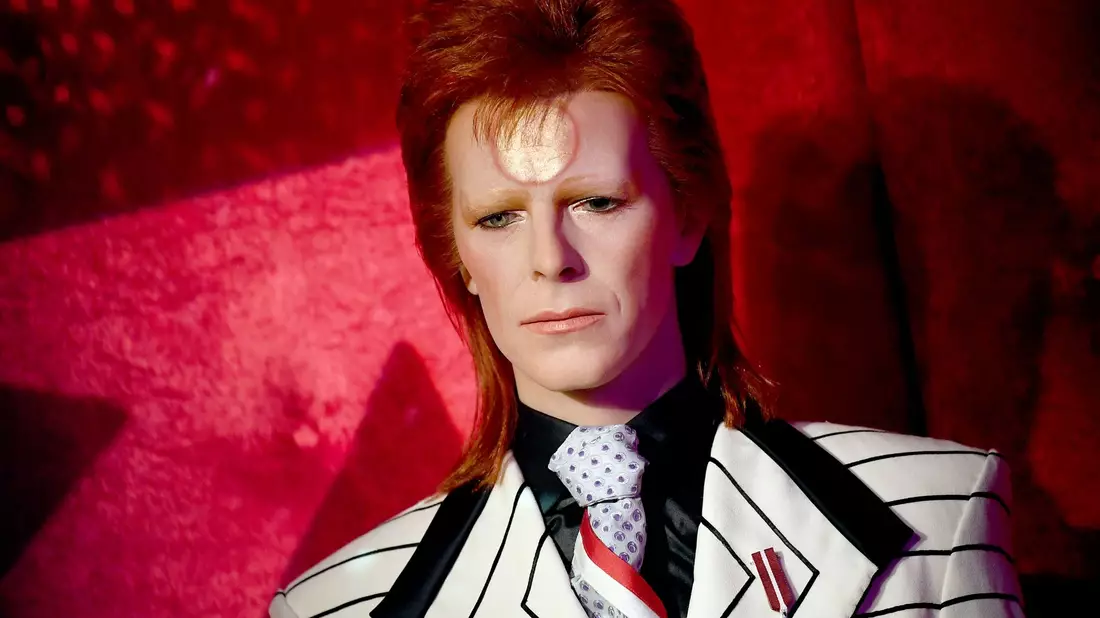 Nur aus Wachs - aber der «Mullet» sitzt: Die Figur von David Bowie/Ziggy Stadust bei Madame Tussauds in Berlin trägt Vokuhila. - Bild: Britta Pedersen/dpa-Zentralbild/dpa