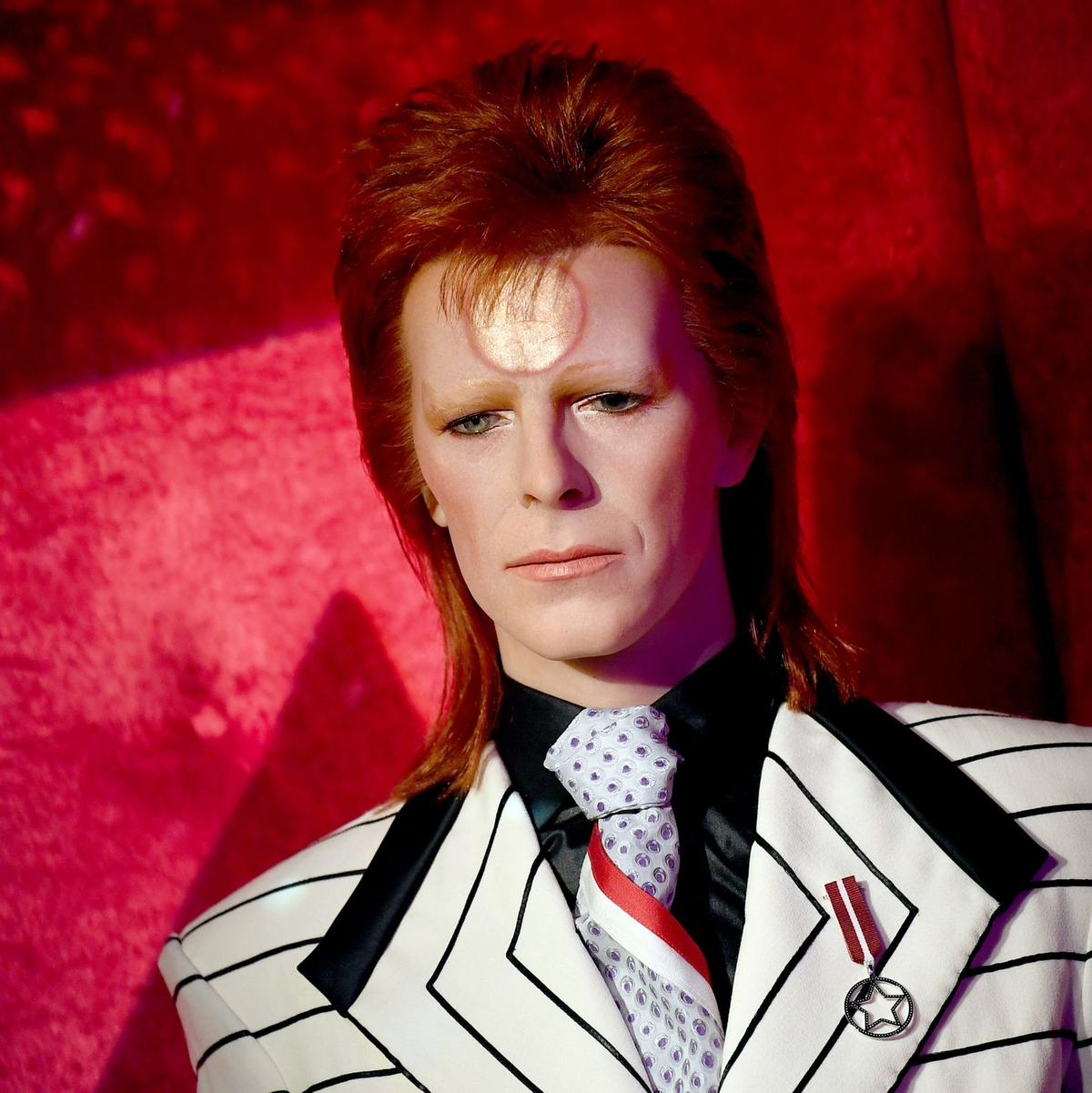 Nur aus Wachs - aber der «Mullet» sitzt: Die Figur von David Bowie/Ziggy Stadust bei Madame Tussauds in Berlin trägt Vokuhila. - Foto: Britta Pedersen/dpa-Zentralbild/dpa