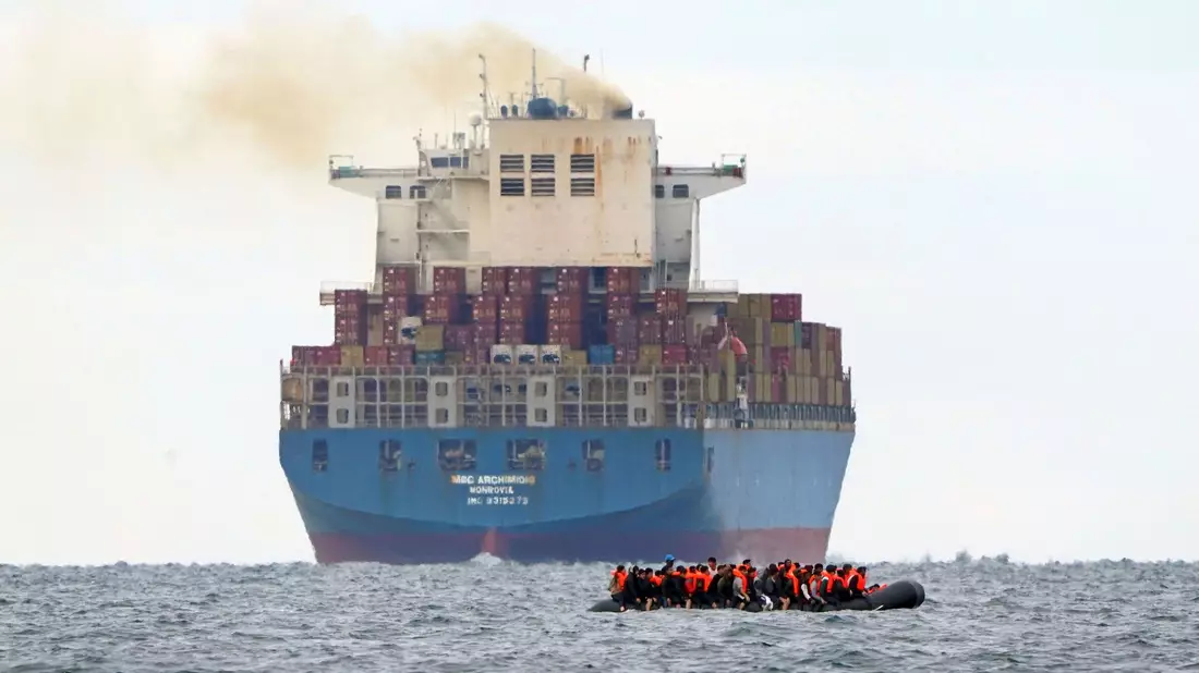 Die britische Regierung will Migranten, die irregulär ins Land kommen, grundsätzlich nach Ruanda abschieben. - Bild: Gareth Fuller/AP/dpa