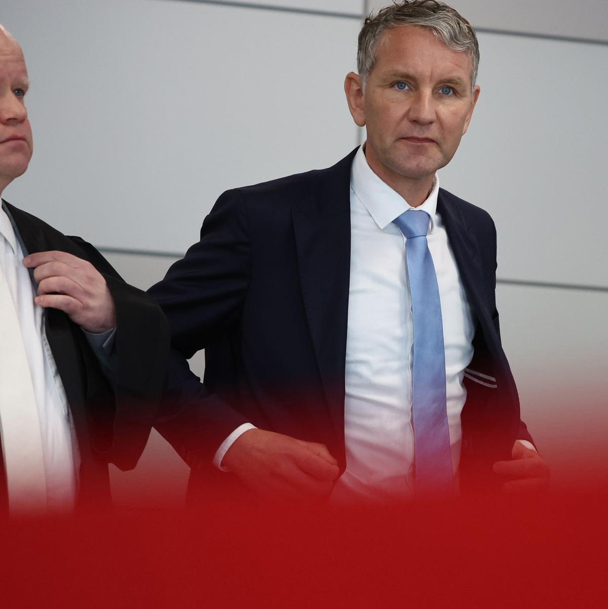 Björn Höcke (r) wird das Verwenden von Kennzeichen verfassungswidriger und terroristischer Organisationen zur Last gelegt. - Foto: Jan Woitas/dpa