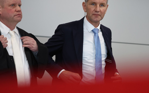 Björn Höcke (r) wird das Verwenden von Kennzeichen verfassungswidriger und terroristischer Organisationen zur Last gelegt. - Foto: Jan Woitas/dpa