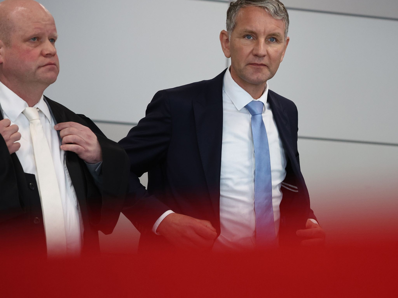 Björn Höcke (r) wird das Verwenden von Kennzeichen verfassungswidriger und terroristischer Organisationen zur Last gelegt. - Foto: Jan Woitas/dpa