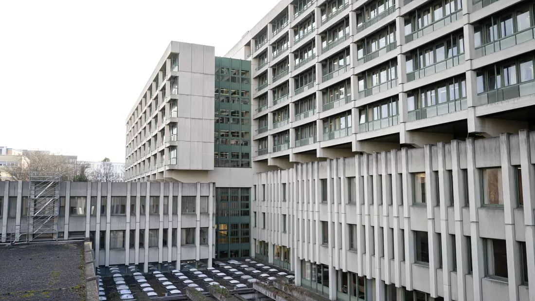 Außenansicht des Strafjustizzentrum. Vor dem Landgericht München II beginnt heute der Prozess gegen einen Mann, der sich als Hellseher ausgegeben haben soll, um sich fast 1,6 Millionen Euro anzueignen. - Bild: Lukas Barth/dpa