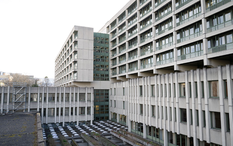 Außenansicht des Strafjustizzentrum. Vor dem Landgericht München II beginnt heute der Prozess gegen einen Mann, der sich als Hellseher ausgegeben haben soll, um sich fast 1,6 Millionen Euro anzueignen. - Foto: Lukas Barth/dpa