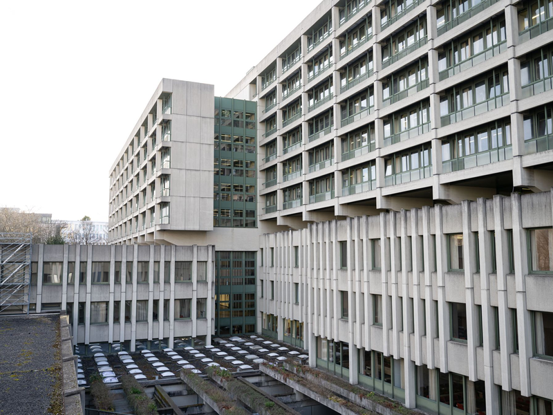 Außenansicht des Strafjustizzentrum. Vor dem Landgericht München II beginnt heute der Prozess gegen einen Mann, der sich als Hellseher ausgegeben haben soll, um sich fast 1,6 Millionen Euro anzueignen. - Foto: Lukas Barth/dpa