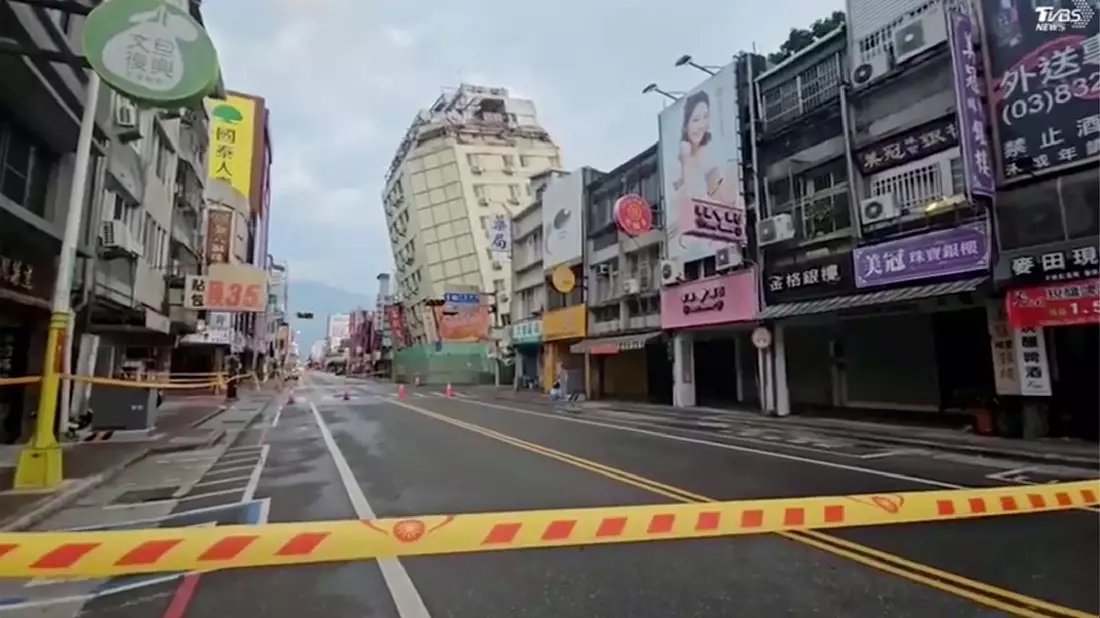 Straßen in Hualien sind abgesperrt, nachdem der Osten von Taiwan von einer Reihe von Erdbeben erschüttert wurde. - Bild: Uncredited/TVBS/AP/dpa