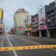Straßen in Hualien sind abgesperrt, nachdem der Osten von Taiwan von einer Reihe von Erdbeben erschüttert wurde. - Foto: Uncredited/TVBS/AP/dpa