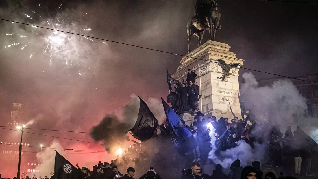 Fans von Inter Mailand feiern die Meisterschaft auf der Piazza Duomo. - Bild: Marco Ottico/LaPresse/AP/dpa