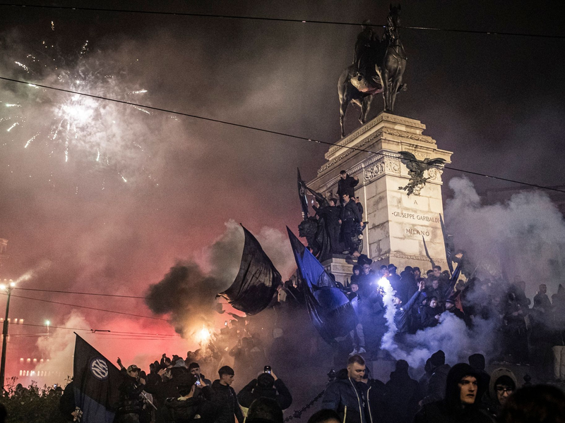 Fans von Inter Mailand feiern die Meisterschaft auf der Piazza Duomo. - Foto: Marco Ottico/LaPresse/AP/dpa
