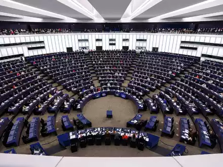 Anders als bei Bundestagswahlen können auch deutsche Kleinstparteien mit niedrigem einstelligem Wahlergebnis ins EU-Parlament einziehen. - Foto: Jean-Francois Badias/AP/dpa