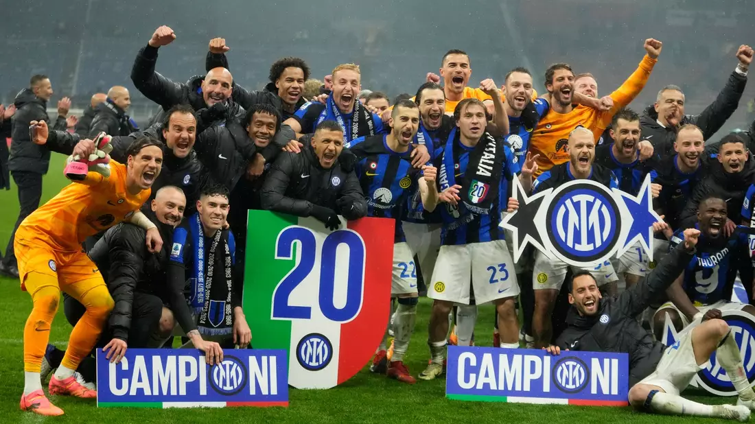Die Spieler von Inter Mailand feiern die Meisterschaft. - Bild: Luca Bruno/AP/dpa
