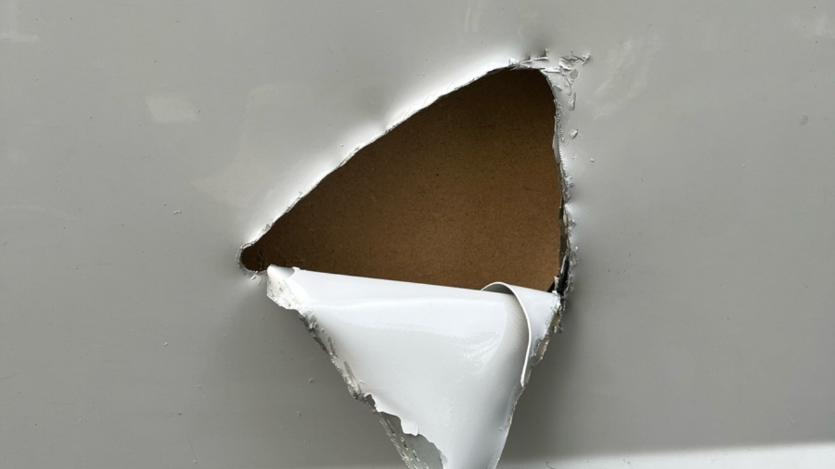 POL-HA: Mehrere Firmenwagen in Helfe aufgebrochen - Unbekannte schneiden Löcher in Schiebetüren der Fahrzeuge - Foto: presseportal.de