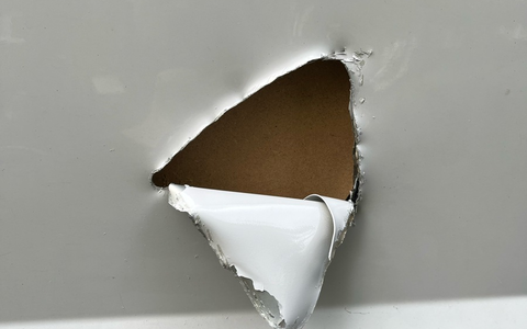 POL-HA: Mehrere Firmenwagen in Helfe aufgebrochen - Unbekannte schneiden Löcher in Schiebetüren der Fahrzeuge - Foto: presseportal.de