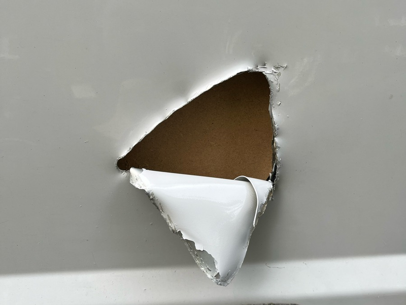 POL-HA: Mehrere Firmenwagen in Helfe aufgebrochen - Unbekannte schneiden Löcher in Schiebetüren der Fahrzeuge - Foto: presseportal.de