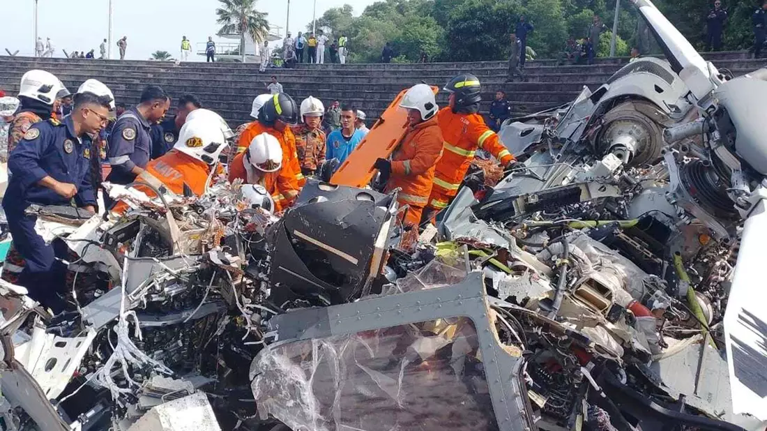 Rettungsdienst und Feuerwehr inspizieren die Absturzstelle. - Bild: Terence Tan/Fire & Rescue Department of Malaysia/AP/dpa