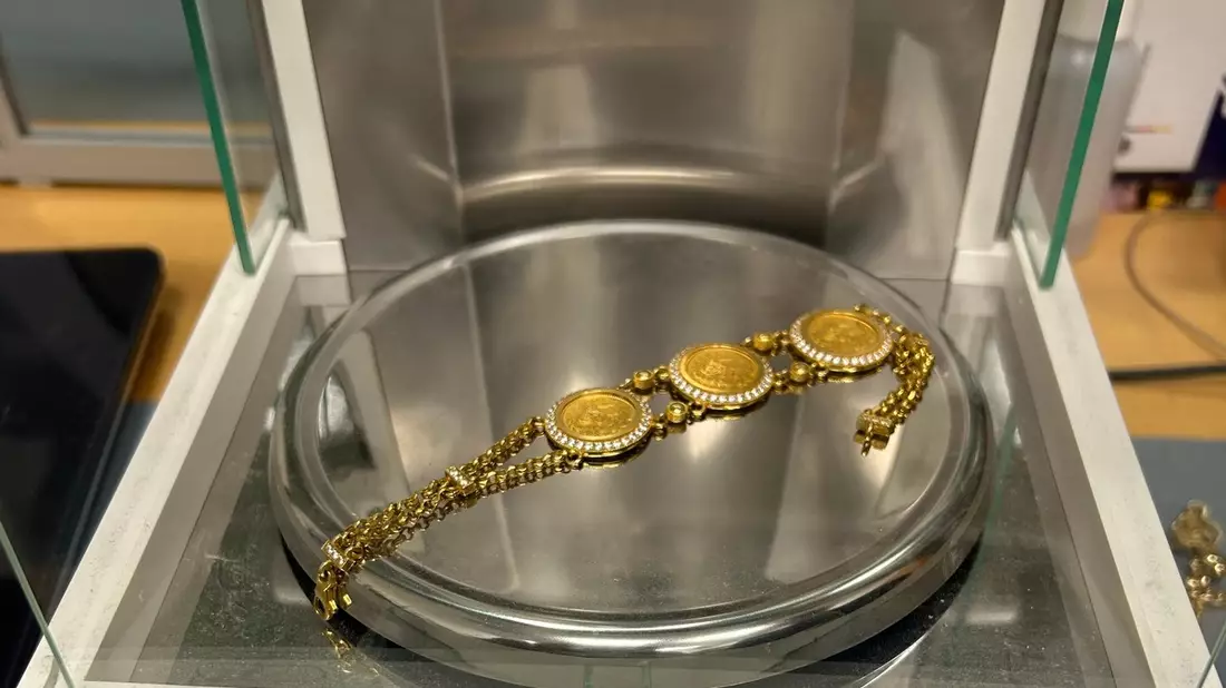 HZA-KA: Goldschmuck am Flughafen FKB entdeckt / Karlsruher Zoll findet Schmuck im Wert von über 2.200 Euro in Koffer - Bild: presseportal.de