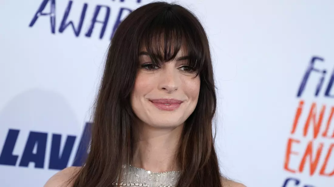 Anne Hathaway spielt in der romantischen Komädie «Als du mich sahst» mit. - Bild: Jordan Strauss/AP/dpa