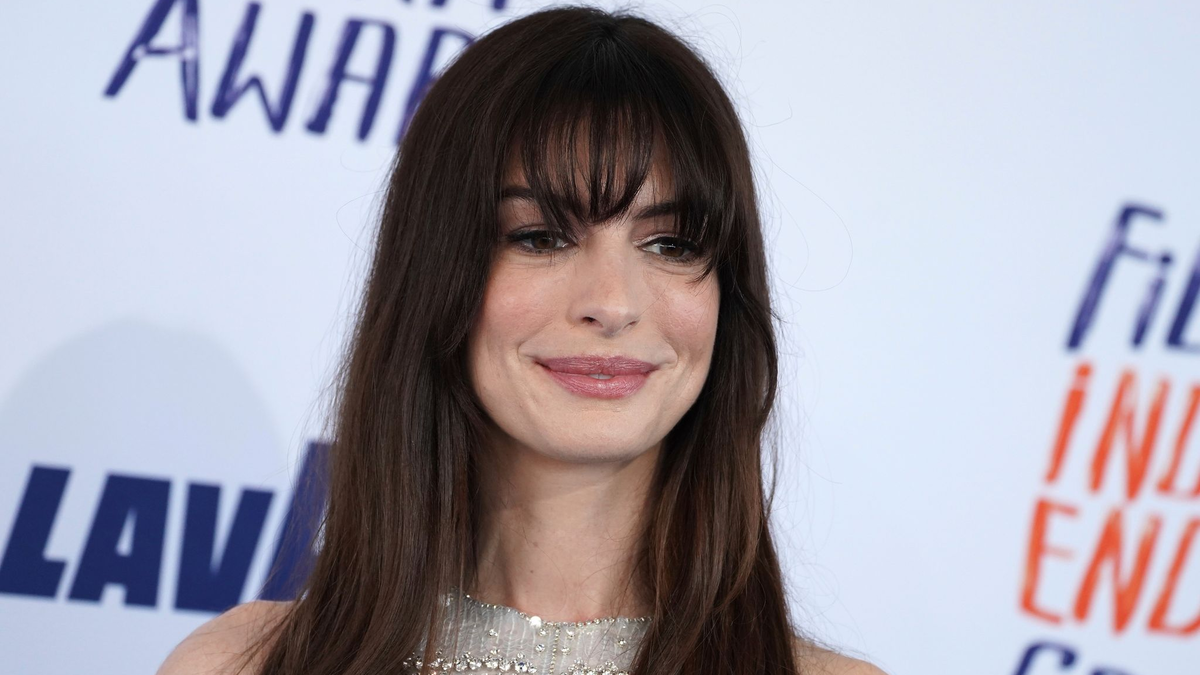 Anne Hathaway spielt in der romantischen Komädie «Als du mich sahst» mit. - Foto: Jordan Strauss/AP/dpa