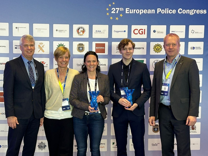 POL-AK NI: Ehemalige Studierende der Polizeiakademie Niedersachsen mit Zukunftspreis ausgezeichnet Rebecca Kükelhahn und Ole Heinze werden beim Europäischen Polizeikongress in Berlin für Ihre Arbeiten prämiert - Foto: presseportal.de