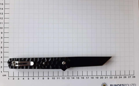 BPOL NRW: Bundespolizisten stellen Einhandmesser bei 14-Jährigem sicher - Foto: presseportal.de