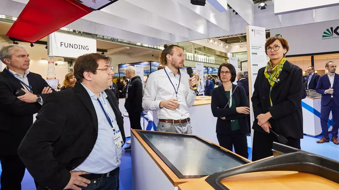 Hannover Messe 2024: Forschungsprojekt für das Laden von E-Fahrzeugen mit Windenergie - Bild: presseportal.de