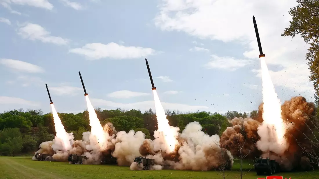 Die von der staatlichen nordkoreanischen Nachrichtenagentur ur Verfügung gestellte Aufnahme sollen eine Raketenübung an einem nicht genannten Ort zeigen. - Bild: KCNA/KNS/dpa