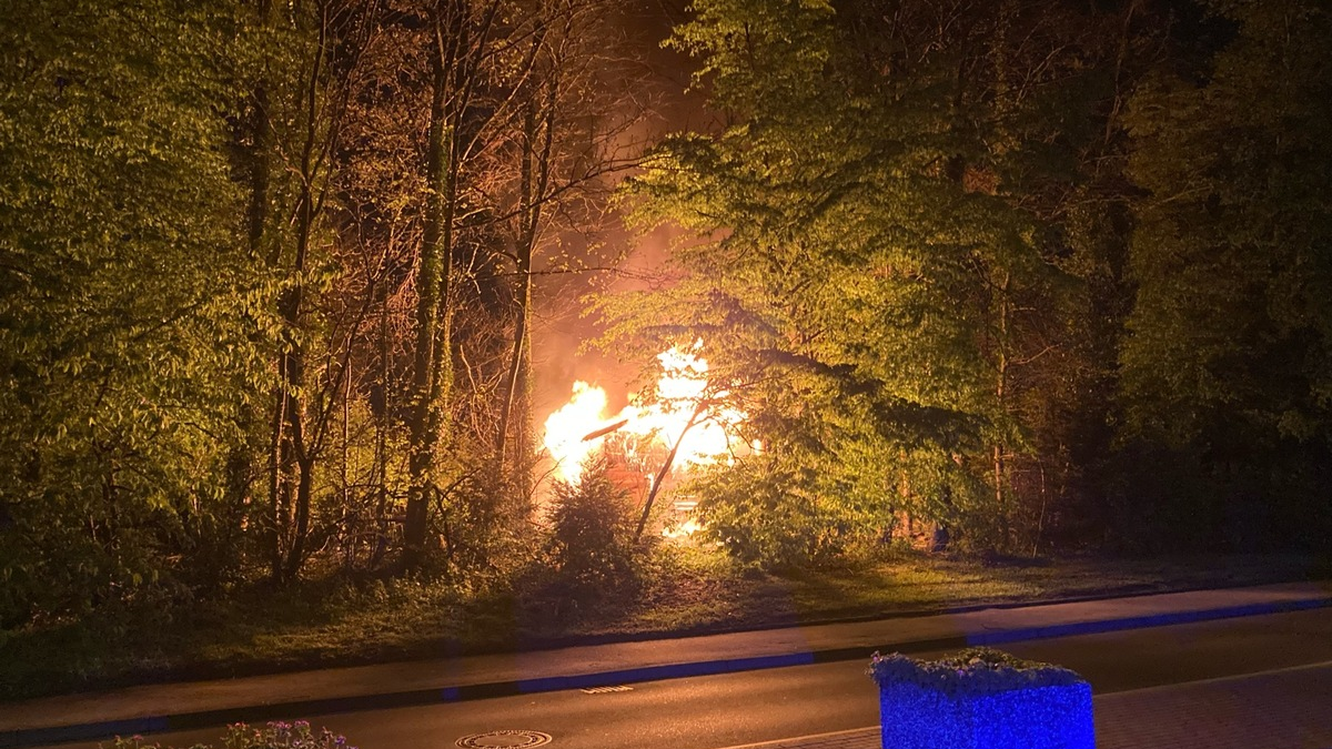 POL-ME: Gartenlaube vollständig ausgebrannt - Polizei bittet um Hinweise - 2404084 - Velbert - Foto: presseportal.de