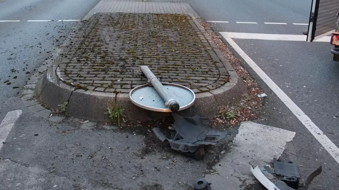 POL-HA: 31-jährige Autofahrerin kollidiert in Haspe mit Verkehrsinsel und verletzt sich leicht - Bild: presseportal.de