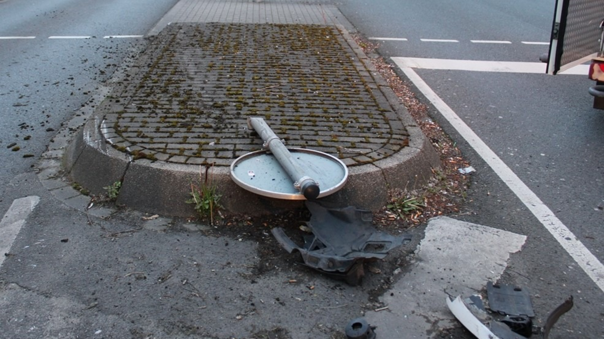 POL-HA: 31-jährige Autofahrerin kollidiert in Haspe mit Verkehrsinsel und verletzt sich leicht - Foto: presseportal.de