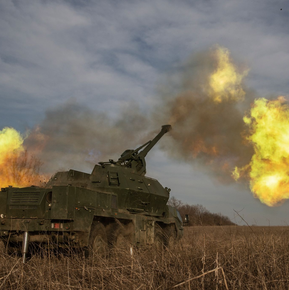 Eine ukrainische 152-mm-Panzerhaubitze Dana feuert auf russische Stellungen in der Region Donezk. - Foto: Roman Chop/AP/dpa